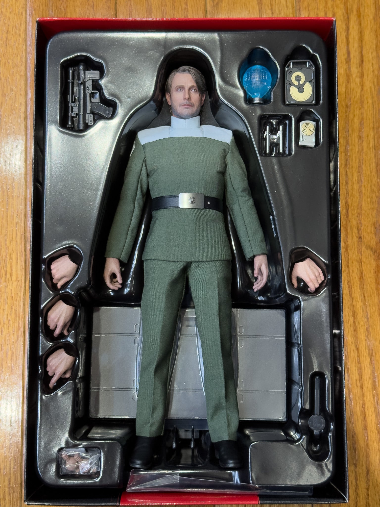 Hot Toys Galen Erso MMS775 Japan Exclusive 1/6 scale figure outfit costume detail Rogue One Star Wars
